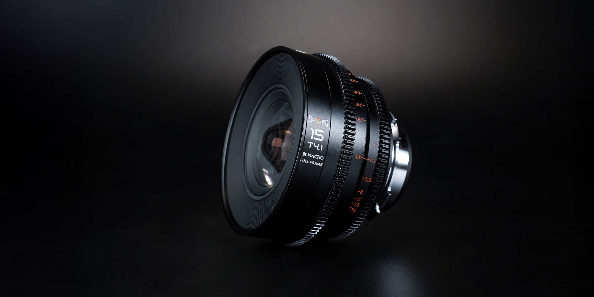 Obiektyw Laowa Sword 15 mm T4,1 1x Macro Cine do Arri PL zdjęcie produktowe na cczarnym tle